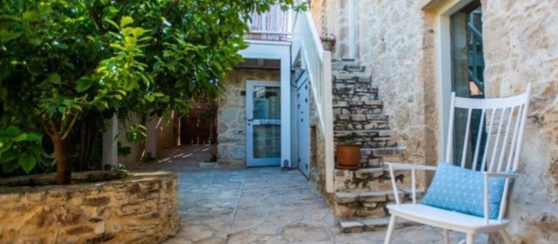Ματάλα: Ζευγάρι πετρόχτιστων σπιτιών σε γραφικό οικισμό Matala: Pair of stone-built houses in a picturesque settlement εικόνα ακινήτου