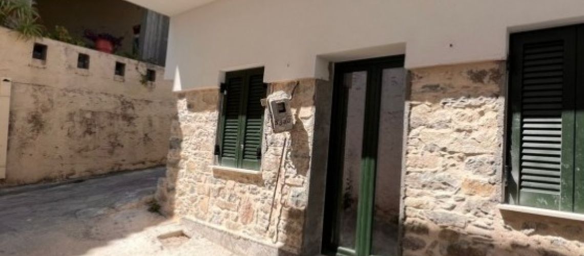 Εκπληκτικό δυάρι διαμέρισμα με αυλή Βιάννος Ηρακλείου Amazing one bedroom apartment with courtyard Viannos Heraklion εικόνα ακινήτου