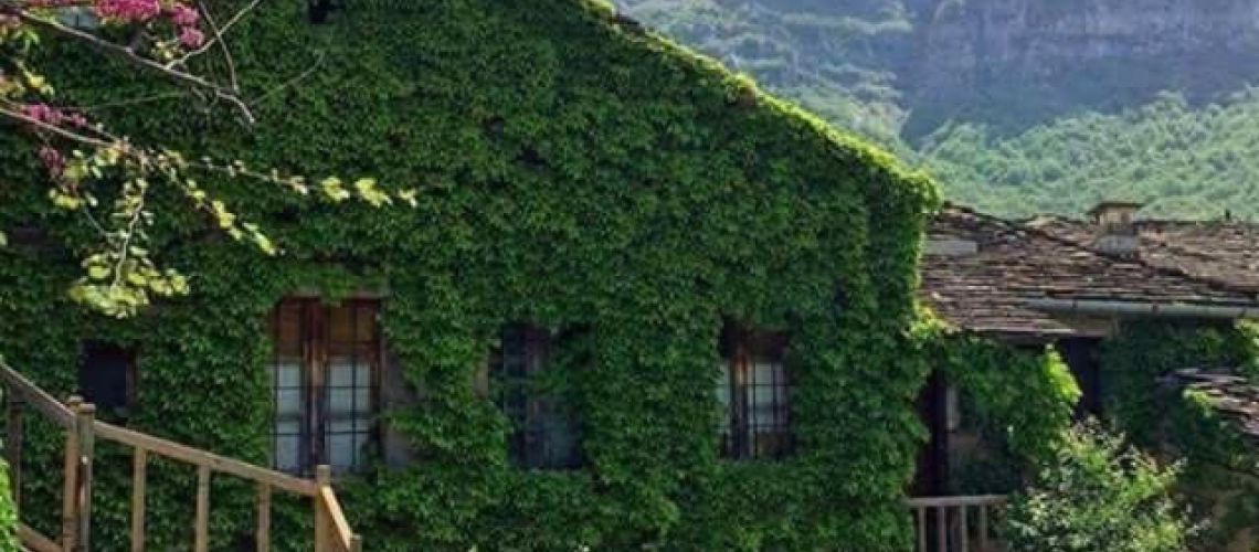 Παραδοσιακά δωμάτια με τζάκια και μοναδική θέα Ζαγόρι Ιωάννινα Traditional rooms with fireplaces and a unique view of Zagori Ioannina εικόνα ακινήτου