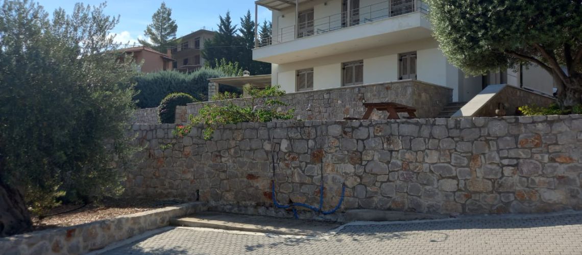 Πωλείται κατοικία σε καταπράσινο περιβάλλον με ωραία θέα Αρχαία Επίδαυρος House for sale in a lush green environment with a beautiful view of Ancient Epidaurus εικόνα ακινήτου