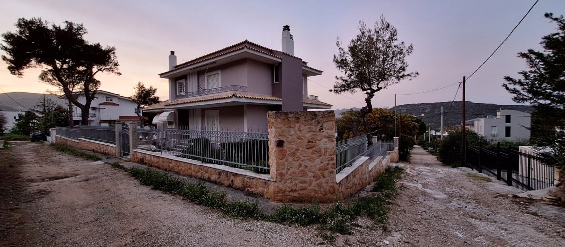 Μοναδική Βίλα με Πανοραμική Θέα στην Καλύτερη Τοποθεσία του Πόρτο Ράφτη Unique Villa with Panoramic Views in the Best Location of Porto Rafti εικόνα ακινήτου