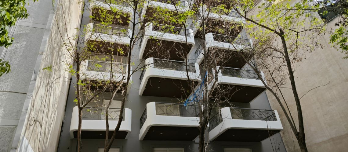 Πωλείται κατοικία υψηλών προδιαγραφών τριάρι διαμέρισμα με πάρκινγκ στην πλατεία Αττικής Αθήνα For sale high-standard two bedrooms apartment with parking in Attiki Square, Athens εικόνα ακινήτου