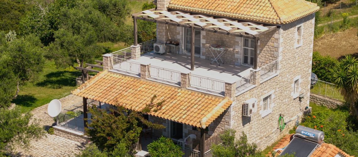 Πωλείται υπέροχη πετρόχτιστη κατοικία με τζάκι θέα και υπέροχο κήπο Μεθώνη Μεσσηνία For sale a wonderful stone-built house with a fireplace, view and a wonderful garden, Methoni, Messinia εικόνα ακινήτου