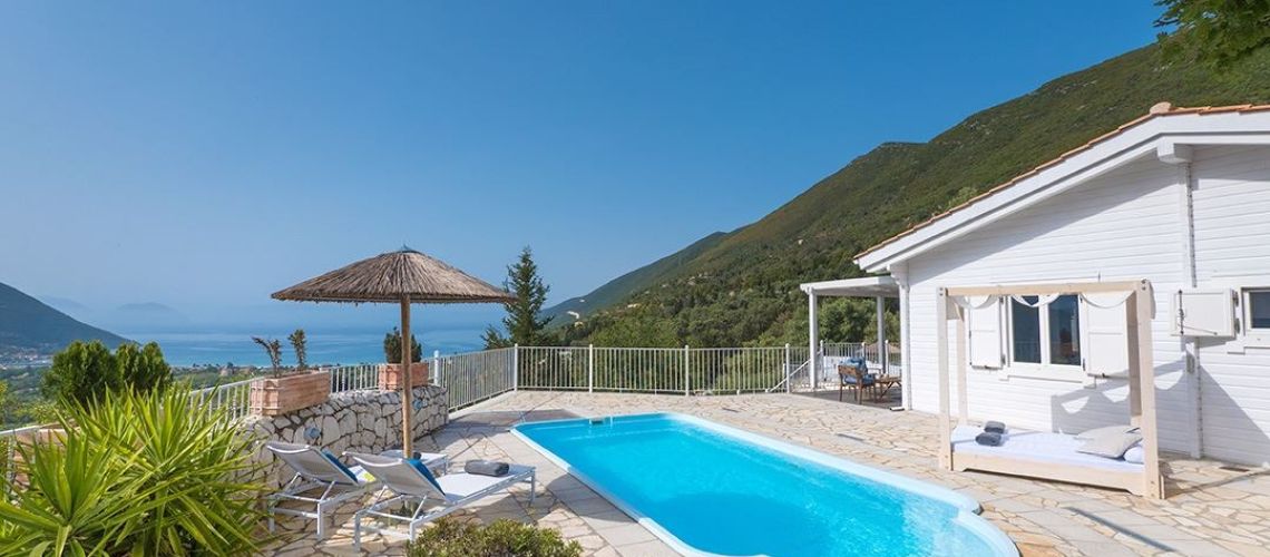 Πωλείται πανέμορφο επιπλωμένο συγκρότημα 4 σπιτιών με πισίνες και θέα θάλασσα Βασιλική Λευκάδας Beautiful furnished complex of 4 houses for sale with swimming pools and sea view, Vasiliki, Lefkada εικόνα ακινήτου